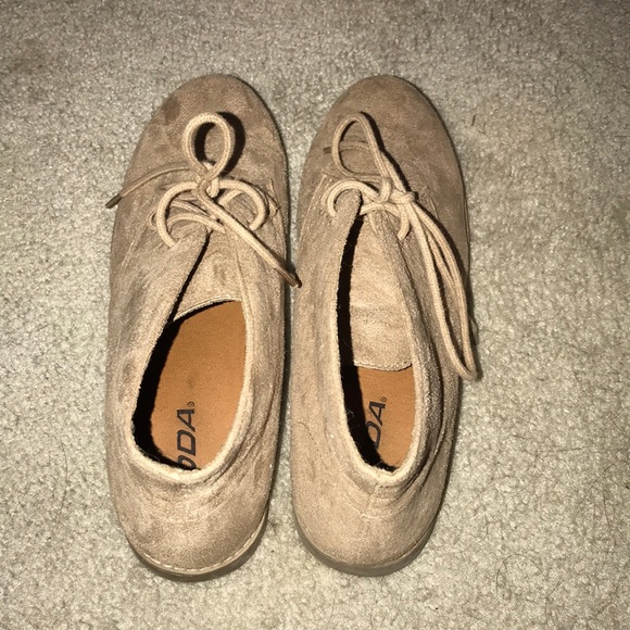 Tan lace up booties - Picture 2 of 3